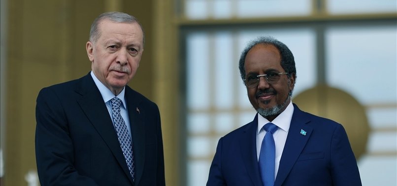 Turkish president receives his Somali counterpart in Ankara...